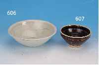 TEESCHALE, CHINA, SONG-DYNASTIE, 960-1279 N. CHR., HELLE KERAMIK MIT DUNKELBRAUNER- BIS SCHWARZER GLASUR BIS CA. 2 CM üBER DEN STAND- RING, ...
