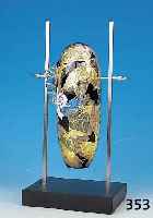 GLASOBJEKT, VON SUSANNE PRECHT, SCHICHTGLAS MIT BUNTEN EINSCHMELZUNGEN UND GOLD-UND SILBERFOLIEN, FIGüRLICHE GEFäßFORM, IN EDEL- ...