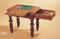 MULTIFUNKTIONALER SPIELTISCH, DT., UM 1880, PLATTE MIT EINGEBAUTEN SCHACH-, MüHLE-UND BACKGAMMONBRETT, BESTEHEND AUS: 32 SCHACH- FIGUREN, 2 ...