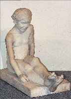 MARMORSKULPTUR, PROF. HAMMERSCHMIDT, SITZENDES MäDCHEN, CA. 70 X 87 X 39 CM