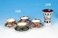 VIER TASSEN MIT UNTERTASSEN, NORITAKE, 30/40ERJ., PORZELLAN, BUNTE BEMALUNG, VERSCHIEDE- NE AUSFüHRUNGEN: 1 X KOBALTBLAUER FOND, IN VIER ...