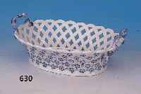 HENKELKöRBCHEN, MEISSEN, UM 1730/40, POR- ZELLAN, (RITZZEICHEN UNTER DER GLASUR), BLAUE BEMALUNG, MIT PLAST. BLüMCHEN BESETZT, HENKEL REST., L. ...