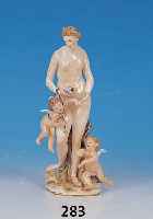 PORZELLANFIGUR, MEISSEN, UM 1870/80, VENUS HäLT AMORETTE GEFANGEN U. TRäGT DEREN PFEIL- KöCHER IN DER HAND, EIN PUTTO ZU IHREN FüßEN, BUNTE ...