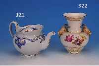 TEEKANNE, WIEN, 1851, PORZELLAN, BLAU-GOLDENE BEMALUNG, BERIEBEN, AM AUSGUß RESTAURIERT, H. 14 CM