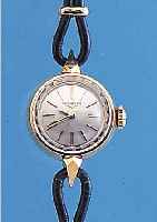LONGINES DAMENARMBANDUHR, REF.-NR. 7409/1, SCHWEIZ UM 1964, GG 750/000, BODEN GEDR., NEUTR. KORDELLEDERB., MONTUREN M. GG-AUFLAGE, BOMB. ...