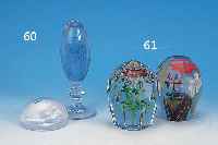 ZWEI GROßE PAPERWEIGHTS, BöHMEN, 1. UND 2. HäLFTE 20. JH., FARCETTIERT, FARBLOSES GLAS, MIT BLUMENEINSCHMELZUNG, 1 X MIN. BEST., H. ...