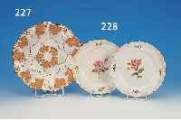 ZWEI TELLER, MEISSEN, 19. JH., 2. WAHL, BLUMENDEKOR, LEICHT BERIEBEN, EIN TELLER L. AN DER UNTERSEITE BEST., D. 22 CM