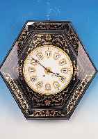 GROßE WANDUHR FRANKREICH, UM 1880, SECHSECKIGES RAHMENGEHäUSE, SCHWARZ GELACKT, AUFWENDIG MIT MESSING- U. LACKINTARSIEN MARKE-TIERT, ...