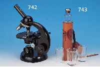 MIKROSKOP, CARL ZEISS, NUM. 2071333, METALL, H. 31.5 CM, GEBRAUCHSSPUREN, ANBEI LAMPE, FUNKTION N. GEPRüFT