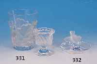 ZWEI GLASTEILE, LALIQUE, 2. HäLFTE 20. JH, FARBLOSES PREßGLAS, Z.T. MATTIERT, BECHER UND KLEINES FUßGEFäß, H. 7/12 CM, SIGNIERT