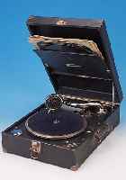 KOFFERGRAMMOPHON UND SCHELLACKPLATTEN,30/40ER JAHRE, 17 KLASSIK-PLATTEN UND 7 SCHLAGER, ALTERSSCHäDEN, MARKE LIMANIA, INT.