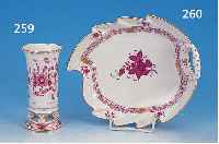 BLATTSCHALE, HEREND, 20. JH., PURPURFARBENE BLUMENMALEREI, GOLDDEKOR, L. 23 CM