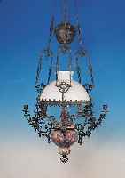 DECKENPETROLEUMLAMPE, FRIESLAND, UM 1900, MAJOLIKAKORPUS MIT BLUMENDEKOR, REICH VER- ZIERTE METALLMONTUREN, MILCHGLASSCHIRM, HöHE ...