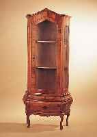 VITRINE, BAROCKSTIL, UM 1960, NUßBAUMFUR- NIER, ZWEI BöDEN, ZWEITEILIG, EINE SCHUBLADE UNTEN, VERGLAST, MAßE CA. 185 X 76 X 33 CM, L. ...