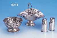 KONVOLUT IN SILBER, ANBIETSCHALE, 925ER SILBER, ABSTR. VERZIERT, H CA. 6.5 CM, D CA. 11 CM; ANBIETSCHALE IN FORM EINES ...