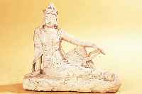 GROßE TEMPELFIGUR, KHMER, 18./19. JH., WEIßER MARMOR GEHAUEN, AUS EINEM EHEM. TEMPELFRIES ENTNOMMEN, FEINE QUALITäT, 57 X 65 X ...