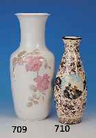 VASE, SIGNIERT SAN MARINO, UM 1930-40, FAYENCE, REICH BUNT BEMALT MIT BLUMENORNAME- TIK UND LANDSCHAFT IN KARTUSCHE, AM STAND- RING LEICHT ...