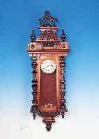 WANDUHR, KIENZLE, UM 1900, REICH VERZIERTES HOLZGEHäUSE, DREISEITIG VERGLAST, AUFWENDIGER ORGIN.-AUFSATZ, FIGURENBEKRöNUNG, ZWEIGETEIL- TES ...