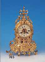 PENDULE, FRANKREICH, UM 1880, REICH VER- ZIERTER MESSINGGUSS POLIERT, HISTORISMUS, FACETTIERTER GLASDECKEL MIT PERLLEISTENDEKOR, ...
