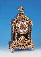 PENDULE MIT BOULLE-TECHNIK, FRANKREICH, UM 1850/60, GEHäUSE IN REICH VERZIERTER BOULLE-TECHNIK MIT GRüN/SCHWARZEN SCHILDPLATTEINLA- GEN, STIL ...