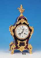 PENDULE, FRANKREICH, UM 1850, GESCHWUNGENES GEHäUSE IM LOUIS XVI-STIL, DREISEITIG MIT SCHILDPATT U. VERGOLDETEN APPLIKEN IN ROCAIL- LENFORM, ...