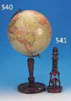 GLOBUS, DEUTSCH, UM 1930, COLUMBUS-VERLAG BERLIN, BUNT LITHOGRAPHIERT, HOLZFUß MIT EINGELASSENEM KOMPASS, H. CA. 62 CM