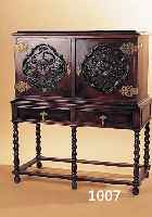 KABINETTSCHRANK, ENGLAND, UM 1900-1920, NUßBAUMFURNIER, FüLLUNGEN MIT AUFGELEGTEN SCHNITZEREIEN, GEDRECHSELTER UNTERBAU, BRONZE-BESCHLäGE ...