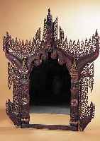 Wandspiegel, Nordthailand/Burma, 20. Jh., Holz reich geschnitzt teils in Durchbruchar- beit, bemalt, besetzt mit bunten ...