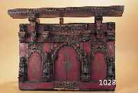 HAREMSFENSTER, INDIEN, 19./20. JH., HOLZ REICH GESCHNITZT UND BEMALT, VIER VOLL- PLASTISCHE FIGUREN GESCHNITZT, CA. 86 X 120 CM