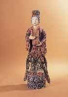 GUAN YIN, CHINA, 2. HäLFTE 19. JH., HOLZ REICH GESCHNITZT UND BUNT BEMALT, H. CA. 116 CM, LEICHT SPANNUNGRISSIG