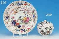 DECKELGEFäß, CHINA, UM 1880-90, PORZELLAN, BUNT BEMALT MIT DAMEN IM PARK UND SCHRIFTZEICHEN, H. CA. 13 CM