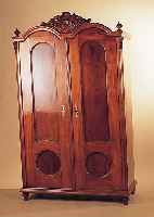 SCHRANK, UM 1880, KIRSCHHOLZ MASSIV MIT NUßBAUMFüLLUNGEN, DOPPELBOGIGES GESIMS MIT ZIERAUFSATZ, ZERLEGBAR, CA. 192 X 116 X 54 CM
