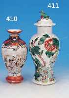 DECKELVASE, CHINA, KUNG-SHü, UM 1900, PORZELLAN, H.19.5 CM, BLUMENMALEREI