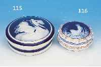 DECKELDOSE, LIMOGES, FRANKREICH, UM 1900, PORZELLAN, AUF KOBALTBLAUEM FOND DARST. EINES WAGENREITERS, PATE-SUR-PATE, GOLDSTAFFAGE, D. 20,5 CM