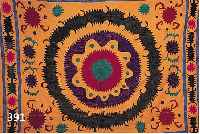 SUSANI-STICKEREI, TURKMENISTAN, GOLDBELBES BAUMWOLLGRUNDGEWEBE MIT ORNAMEN- TALER FLACHSTICHSTICKEREI, 130 X 106 CM L. ...