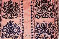 SUSANI-STICKEREI, TURKMENISTAN, ROSAROTES BAUMWOLLGRUNDGEWEBE MIT ORNAMEN- TALER FLACHSTICHSTICKEREI, 214 X 148 CM L. ...