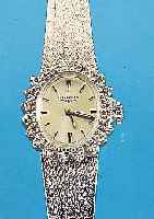 LONGINES DAMENGOLDBANDUHR, SCHWEIZ UM 1968, NEUTR. WG 750/000-GEH. INCL. WG-BAND RODH., AUFW. LüNETTE M. 20 8/8 DIAMANTEN ZUS. CA. 0,2 CT ...