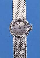 OMEGA DAMENGOLDBANDUHR, SCHWEIZ UM 1965, NEUTR. WG 750/000-GEH. INCL. WG-FLECHTBAND RODH., AUFWEND. LüNETTE M. 20 BRILLANTEN ZUS. CA. 0,4 CT ...