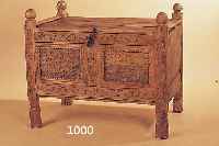 TRUHE, 1. HäLFTE 20. JH., HOLZ REICH GESCHNITZT, SPUREN VON WURMBEFALL, OHNE SCHLOß, ALTERSSCHäDEN, 71 X 83 X 51 CM