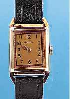 BULOVA HERRENARMBANDUHR, USA UM 1938, METALLROT VERG., EDELST.-BODEN GEDR., KUPFERFARB. BLATT REST., TONNENFöRM. ANKERW., 17 ST., ...