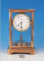 JAHRESUHR, FRANKREICH, UM 1880, MESSING- GEHäUSE, Z.T. VERGOLDET, ALLSEITIG FACETIERT VERGLAST, ZWEI VERGLASTE TüREN, VERZIERTE VER-GOLDETE ...