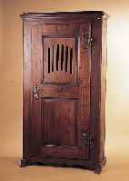 BROTSCHRANK, NORDDEUTSCH, UM 1800, EICHE MASSIV, KASSETTIERT, SPUREN VON ALTEM WURMBEFALL, INNENEINRICHTUNG, TEILREST., L. ...