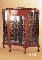 VITRINE, ENGLAND, 20ER J., NUßBAUMFURNIER, ZWEI GLASBöDEN, LEICHTE GEBRAUCHSSCHäDEN, 117 X 102 X 34 CM