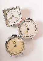 KONVOLUT: 3 KIENZLE MINIATURWECKER, 2X D. CA53 MM, 1X QUADRATISCH ARRONDIERT, MAßE üBER D.FLäCHEN 48 X 48 MM, ALLES LAGERW. IM ORIG.- ...