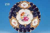 GROßER ZIERTELLER, MEISSEN, UM 1780/90, PORZELLAN, BUNTE QUALITäTVOLLE BLUMENMALEREI, MITTIG GR. BOUQUET, KOBALTBLAUER RAND, IN DREI ...