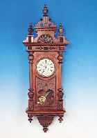 WANDUHR, FRANKREICH, UM 1870, VERZIERTES UND GESCHNITZTES HOLZGEHäUSE IM HENRI II-STIL,ORIGINAL-AUFSATZ, DREISEITIG VERGLAST, ZWEI- GETREILTES ...