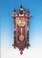 WANDUHR MIT MUSIKSPIELWERK, WOHL DEUTSCH, UM 1900, VERZIERTES HOLZGEHäUSE, ORIG. AUFSATZ,DREISEITIG VERGLAST, PAPIERZIFFERNRING, PEN- DELLINSE ...