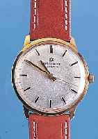 JUNGHANS HERRENARMBANDUHR, REF.-NR. 3843, DEUTSCHLAND UM 1972, GG 585/000, BODEN GEDR., MATT. VERS. BLATT, 17 ST., ANKERRUNDW., HAND- AUFZUGKAL. ...