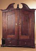 KL. BAROCKSCHRANK, NORDDEUTSCH, UM 1780/90, EICHE MASSIV, GEPRENGTER GIEBEL, FüSSE, BESCHLäGE UND DACH ERGäNZT, 193 X 160 X 56 CM