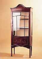 VITRINE, ENGLAND, UM 1900/20, NUßBAUM, MAHAGONIFARBEN, REICH INTARSIERT, BLUMENDARST.UND FADENINTARSIEN, RüCKWAND, SPäTER, L. ...